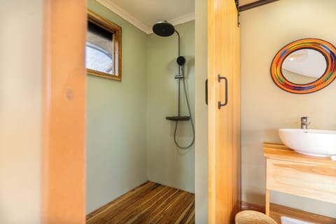 Luxury Room | Bathroom | Shower, hair dryer, slippers, towels