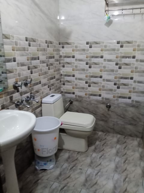 Basic Double Room | Bathroom | Soap, shampoo, toilet paper