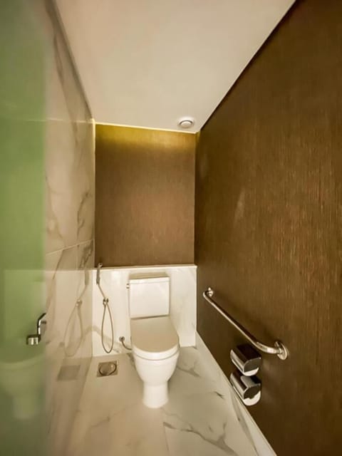 Superior Studio Suite, Partial Sea View | Bathroom | Combined shower/tub, hair dryer, towels, soap