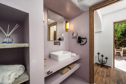 Double Room, Courtyard View | Bathroom | Shower, towels