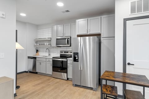 Deluxe Studio | Private kitchen | Fridge, microwave, oven, dishwasher