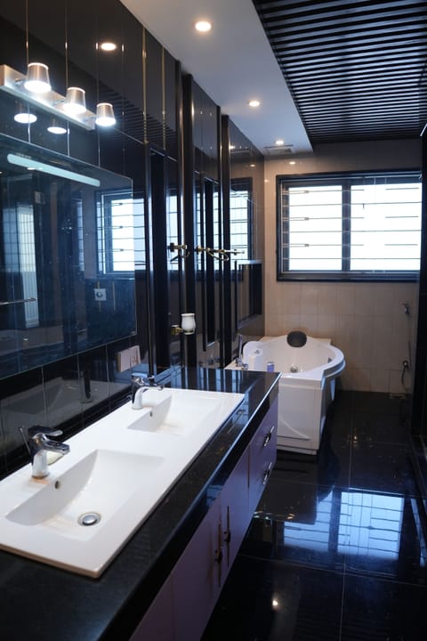 Luxury Room | Bathroom