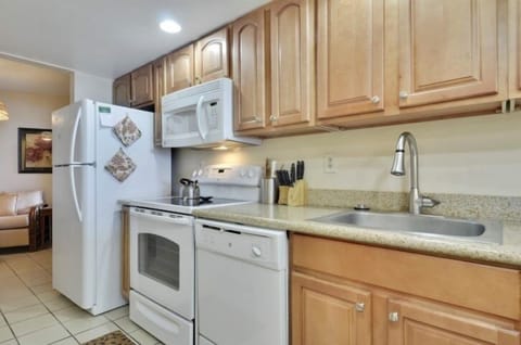 Condo, 2 Bedrooms | Private kitchen | Fridge, oven, coffee/tea maker, toaster