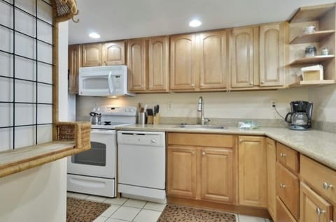 Condo, 2 Bedrooms | Private kitchen | Fridge, oven, coffee/tea maker, toaster