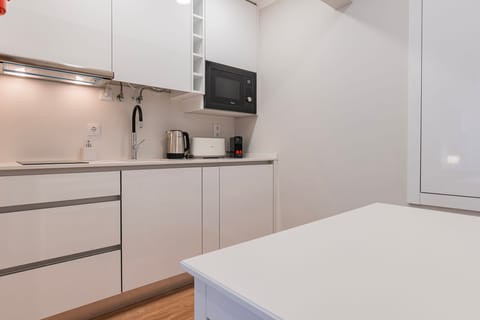 Basic Studio | Private kitchenette | Fridge, microwave, stovetop, espresso maker