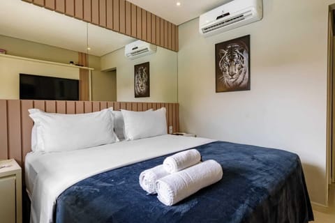 Comfort Suite, Private Bathroom | Desk, laptop workspace, free WiFi