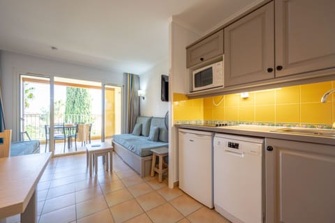 Apartment 4 people - 1 bedroom - Terrace or balcony | Private kitchen | Fridge, microwave, stovetop, dishwasher