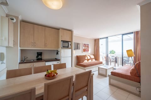 Apartment 6 people - 1 bedroom + 1 sleeping alcove - Terrace or balcony - Seaview - South facing | Private kitchen | Fridge, microwave, stovetop, dishwasher