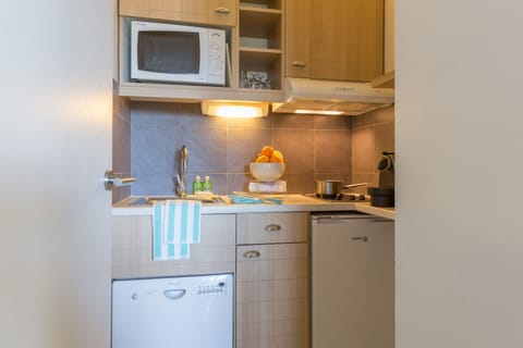 Apartment 4 people - 1 bedroom - Terrace or balcony - Sea view | Private kitchen | Fridge, microwave, stovetop, dishwasher