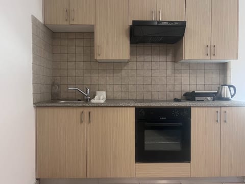 Luxury Studio, City View | Private kitchen