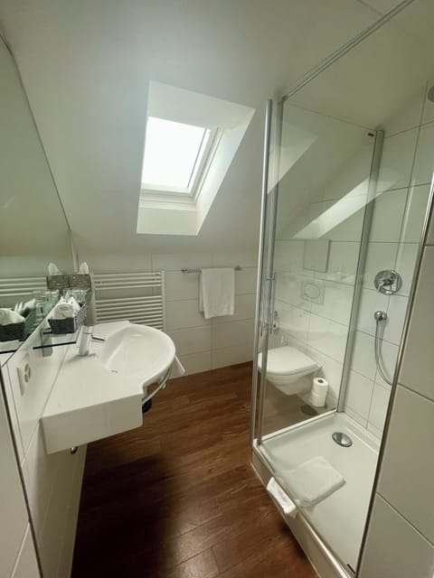 Comfort Double Room, 1 Bedroom, City View | Bathroom | Free toiletries, hair dryer, soap, shampoo