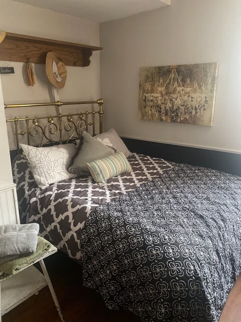 Room, Mountain View | Free rollaway beds, free WiFi, bed sheets