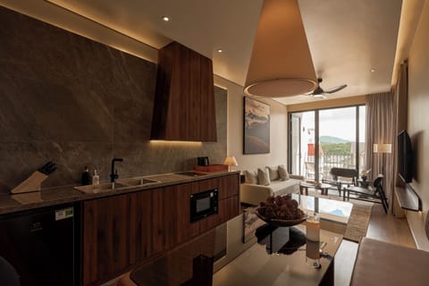 Luxury Apartment, City View | In-room dining