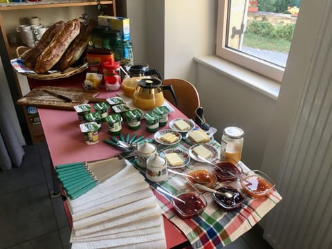 Daily continental breakfast (EUR 5.5 per person)