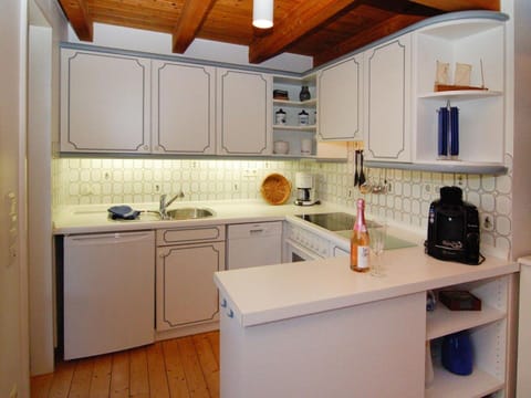 House | Private kitchen | Electric kettle, toaster, highchair