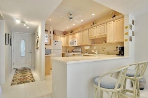 Condo, 2 Bedrooms | Private kitchen | Fridge, oven, coffee/tea maker, toaster