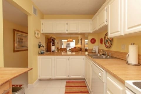 Condo, 2 Bedrooms | Private kitchen | Fridge, oven, coffee/tea maker, toaster