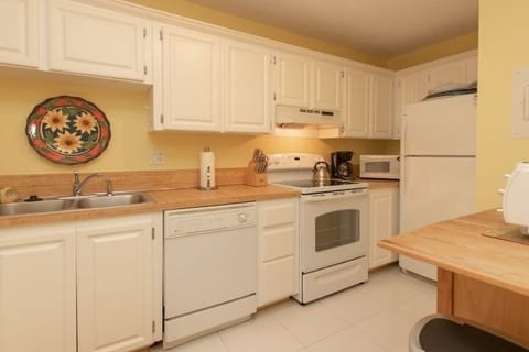 Condo, 2 Bedrooms | Private kitchen | Fridge, oven, coffee/tea maker, toaster