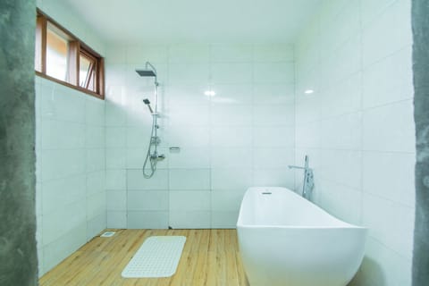 Honeymoon Double or Twin Room | Bathroom shower