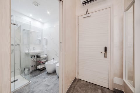 Classic Single Room, City View | Bathroom | Free toiletries, slippers, bidet, towels