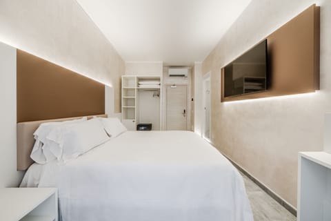 Comfort Double or Twin Room, 1 King Bed, Balcony, City View | Minibar, in-room safe, blackout drapes, soundproofing