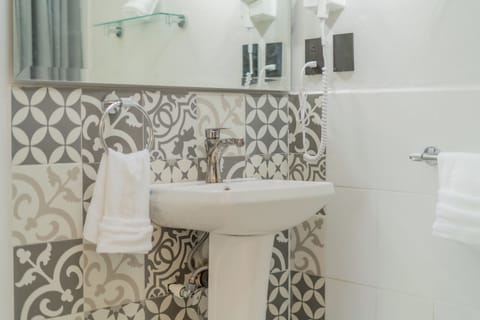 Deluxe Suite | Bathroom | Shower, hair dryer, towels, soap