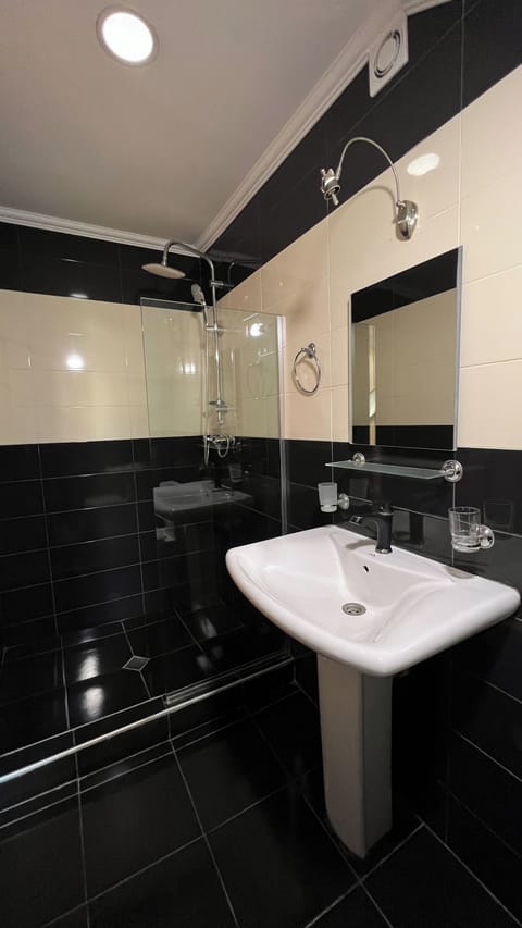 Comfort Double Room, City View | Bathroom | Shower, hair dryer, slippers, towels