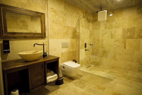 Standard Twin Room, Private Bathroom, Garden View | Bathroom | Shower, free toiletries, hair dryer, towels