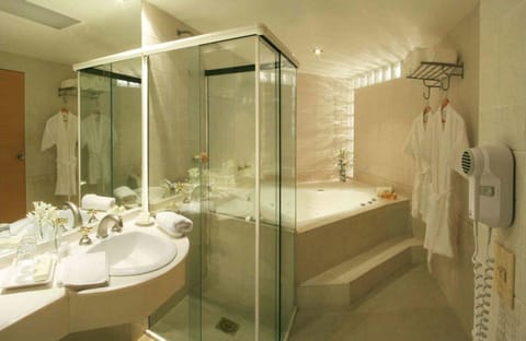 Luxury Double Room | Bathroom | Combined shower/tub, rainfall showerhead, bidet, towels