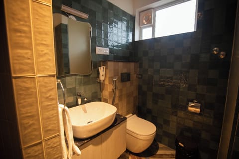 Premium Quadruple Room | Bathroom | Shower, hair dryer, towels, soap