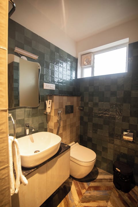 Executive Suite | Bathroom | Shower, hair dryer, towels, soap