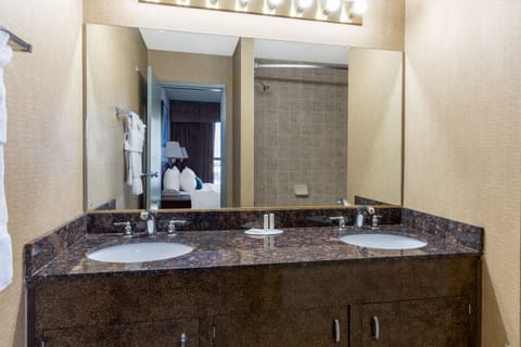 Suite, 1 King Bed, Non Smoking (One-Bedroom Suite) | Bathroom | Combined shower/tub, free toiletries, hair dryer, towels