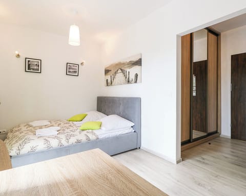 Standard Studio Suite, 1 Queen Bed | Iron/ironing board, free WiFi