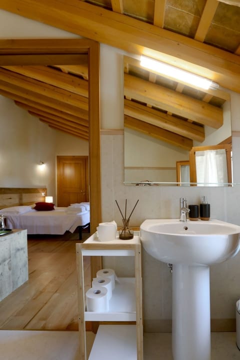 Deluxe Triple Room | Bathroom | Shower, hair dryer, towels, soap