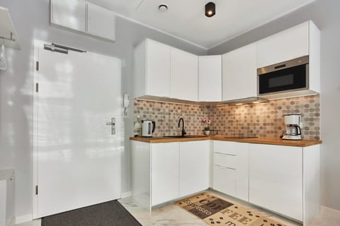 Studio Suite | Private kitchenette | Fridge, microwave, stovetop, dishwasher