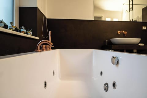 Junior Suite, Balcony | Bathroom | Hair dryer, slippers, bidet, towels