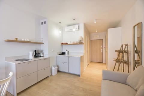 Standard Studio Suite | Private kitchenette | Fridge, stovetop, highchair, cookware/dishes/utensils