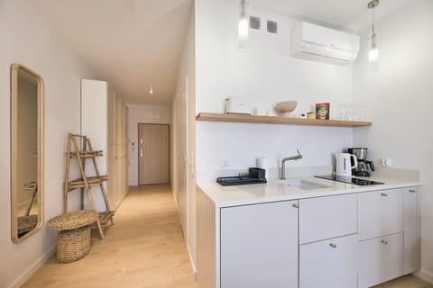 Standard Studio Suite | Private kitchenette | Fridge, stovetop, highchair, cookware/dishes/utensils