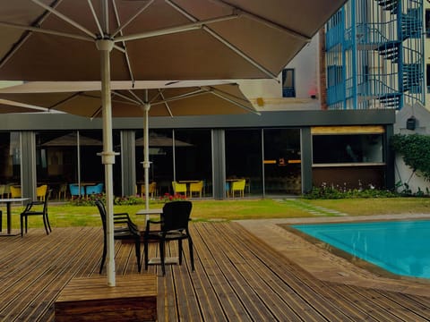 Outdoor pool, pool umbrellas, sun loungers