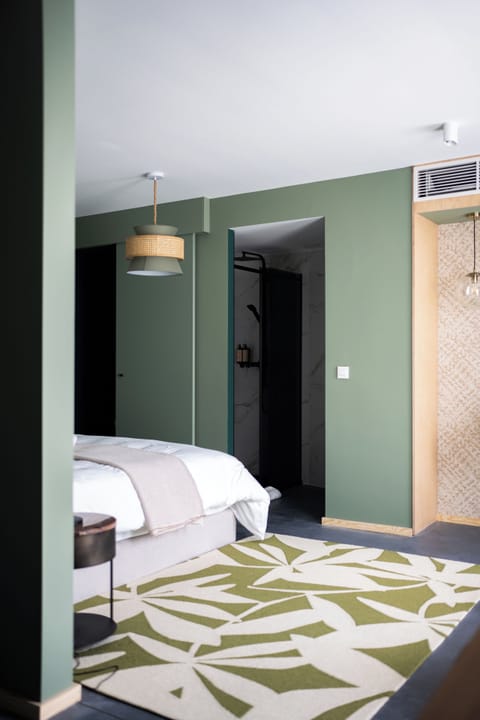 Desk, soundproofing, free WiFi