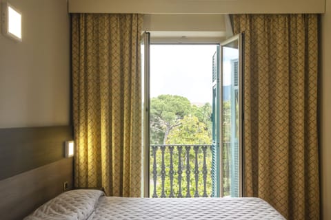 Superior Double Room, Garden View | 1 bedroom, down comforters, minibar, in-room safe