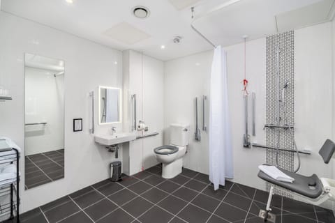 Accessible Double with Window | Bathroom | Shower, free toiletries, hair dryer, towels