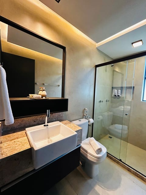 Deluxe Triple Room | Bathroom | Shower, towels, soap, shampoo