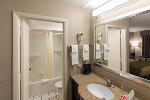 Combined shower/tub, hair dryer, towels