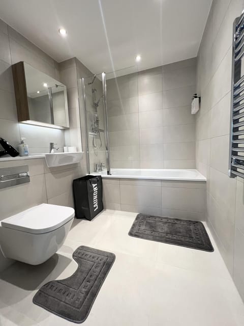 Apartment | Bathroom | Combined shower/tub, deep soaking tub, towels