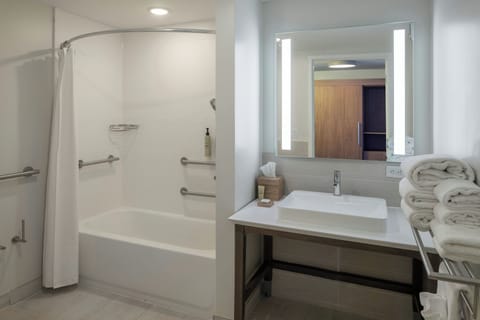 Studio, 1 King Bed | Bathroom