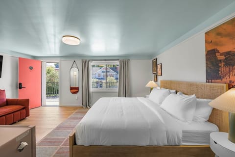 Deluxe King Room | Premium bedding, pillowtop beds, laptop workspace, blackout drapes
