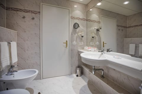 Double Room, Balcony, Lake View | Bathroom | Shower, free toiletries, hair dryer, bathrobes