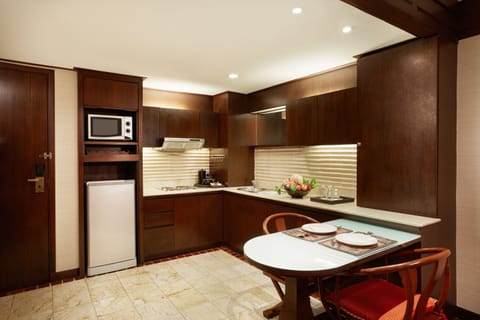 Davis Two-Bedrooms Suite (Main Wing) | Private kitchen | Full-size fridge, coffee/tea maker, electric kettle, paper towels