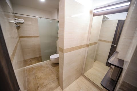 Superior Suite | Bathroom | Shower, free toiletries, hair dryer, towels